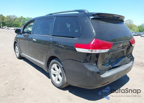 2014 Toyota Sienna Le V6 8 Passenger z USA, uszkodzony, nr VIN 5TDKK3DC6ES453200